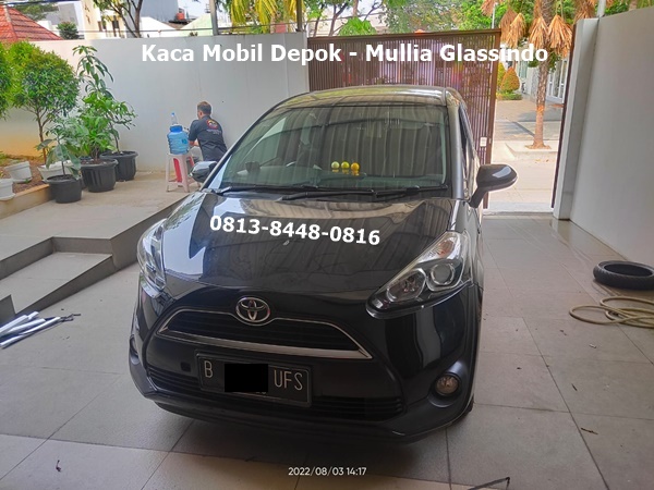 kaca depan toyota sienta di depok bogor